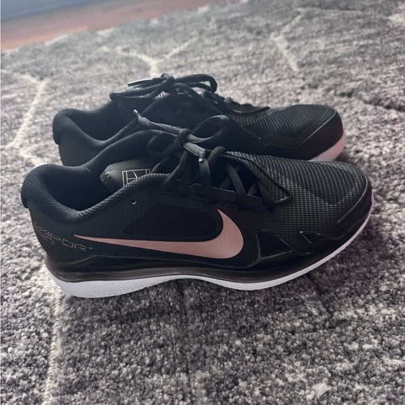 Women’s tennis court Nike Zoom Vapor Pro HC in Black and White - Picture 4 of 4